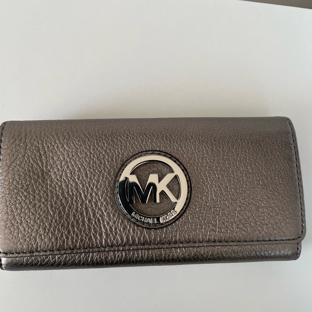 *NWT* Michael Kors Silver Leather Wallet!